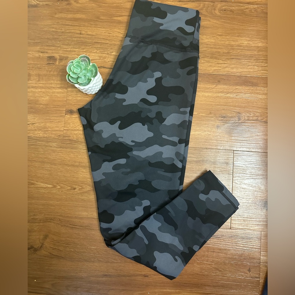 Champion Women's Black and Gray Camouflage Leggings
